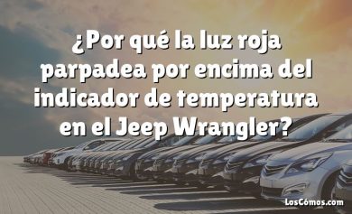 ¿Por qué la luz roja parpadea por encima del indicador de temperatura en el Jeep Wrangler?